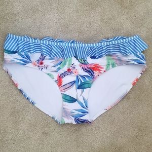 Ruffled hem bathing suit bottom.🍒